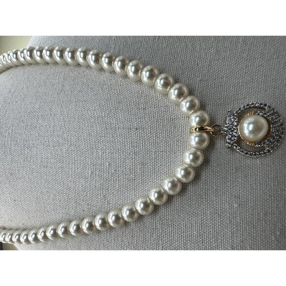 Classic Faux Pearl Necklace with Decorative Pendant - Picture 3 of 9